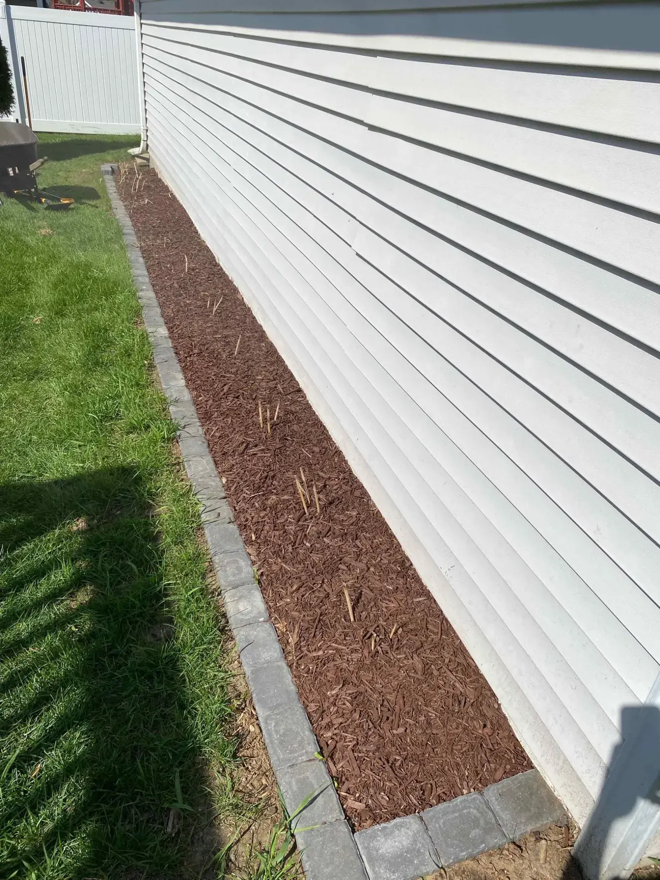 Side yard mulch bed completed by Minnlawn